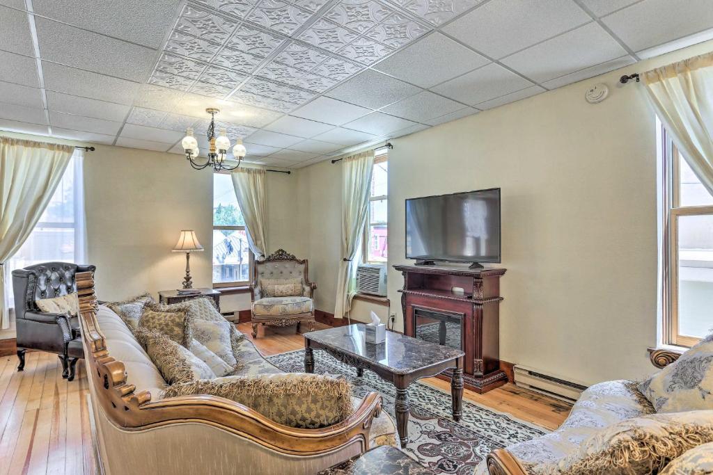Custer Apt in Heart of Town Shop (Custer)